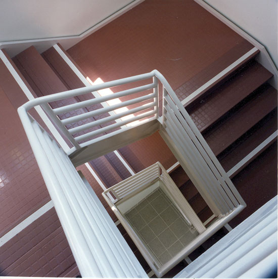 With good flow and leveling, alkyds offer a hard, smooth finish that is ideal for interior hand rails, metal doors, or to enhance attractive architectural details like crown molding and trim.