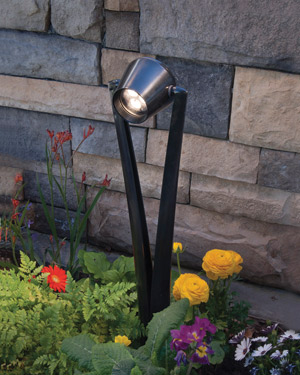 Different white light can be selected as a light source to effectively highlight flowers and shrubs.