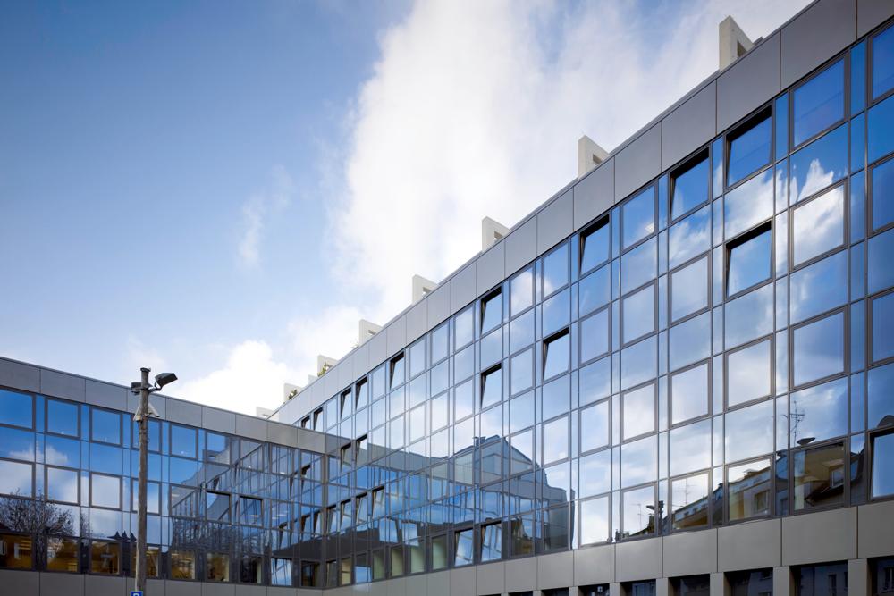 Fire-resistant glass can be used to spread daylight and create open visual contact in areas that require fire resistance ratings in buildings.