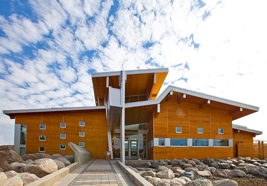 The knotty grades of Western Red Cedar are increasingly used on commercial and institutional buildings such as the Victoria Linklater Memorial School in Ontario designed by Victor Kolynchuk – Architecture49 Inc.