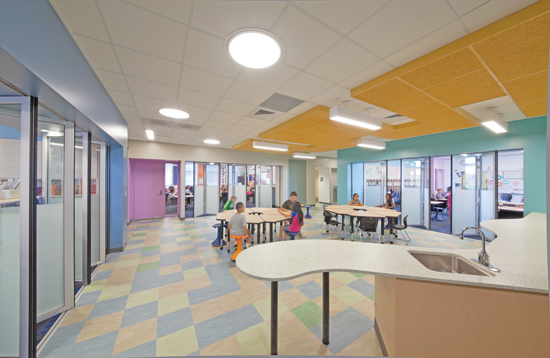 At Carrie Busey Elementary School, the communal floor plan design allows both cross-classroom and cross-grade collaboration. Teachers can conduct learning activities while monitoring the shared area. 