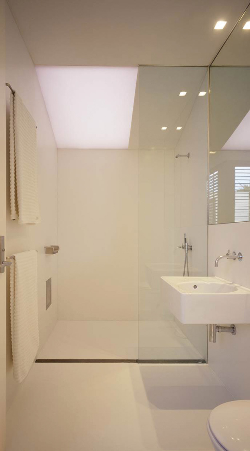 Photo of a bathroom interior.