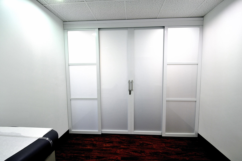 This photo shows fixed glass panels with a double swing door.