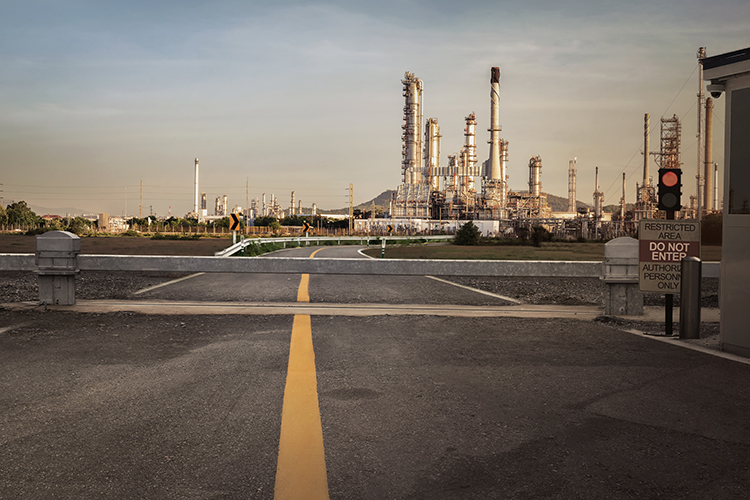 Photo of a refinery.