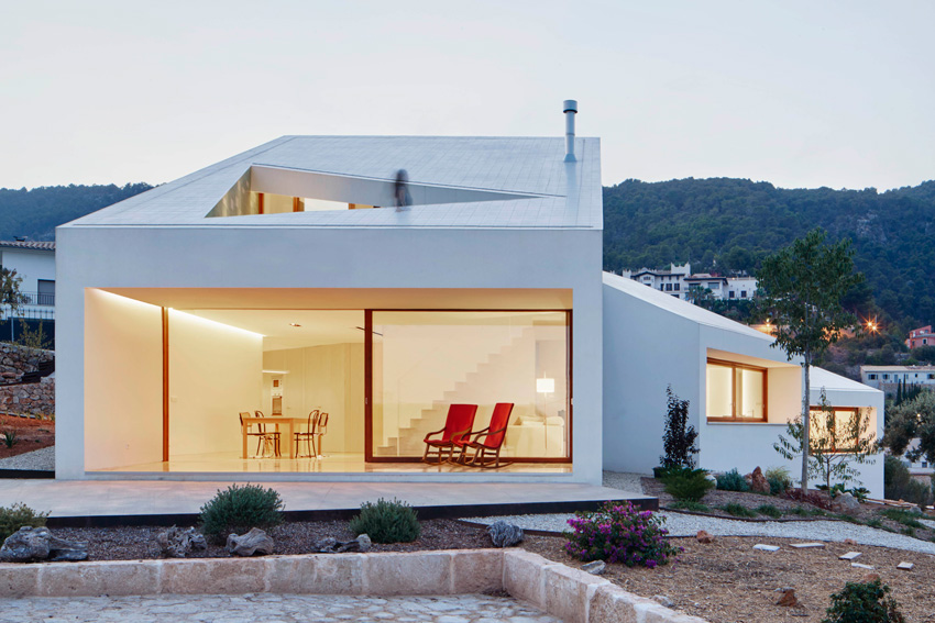 Ceramic tile was used to meet Passive Haus guidelines in this award-winning home in Spain.