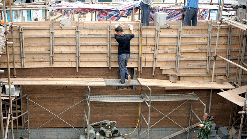 horizontally oriented boards to add texture to rammed earth